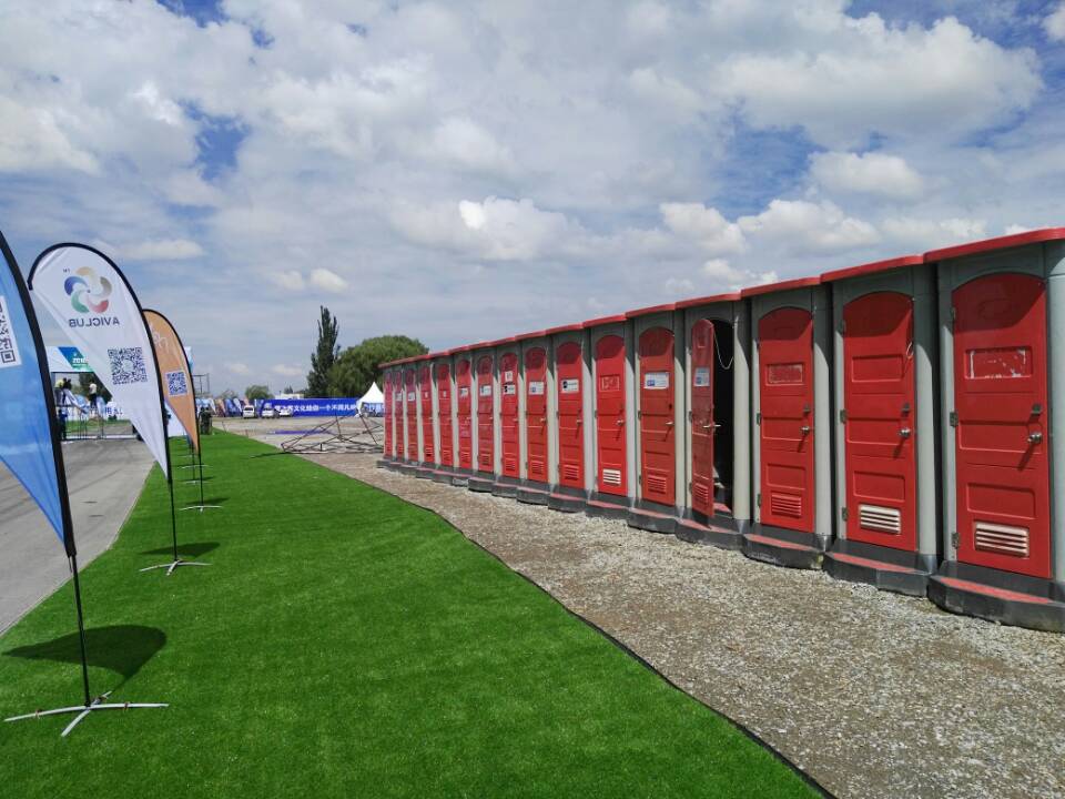 鄂尔多斯马拉松现场移动厕所成亮点