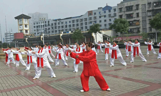 太极班老师和学员们演练太极拳