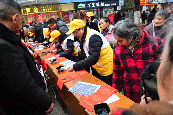 2018年龙水镇送春联活动图片2