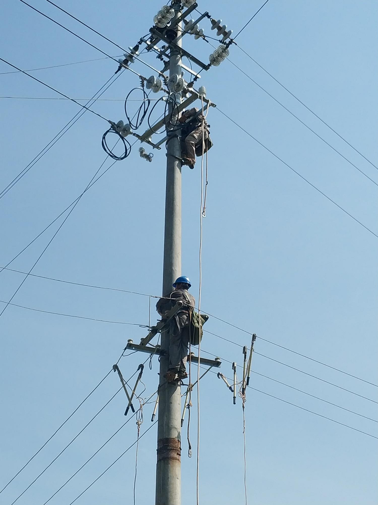 湖南银和瓷业有限公司送电作业现场---变压器通电（2）