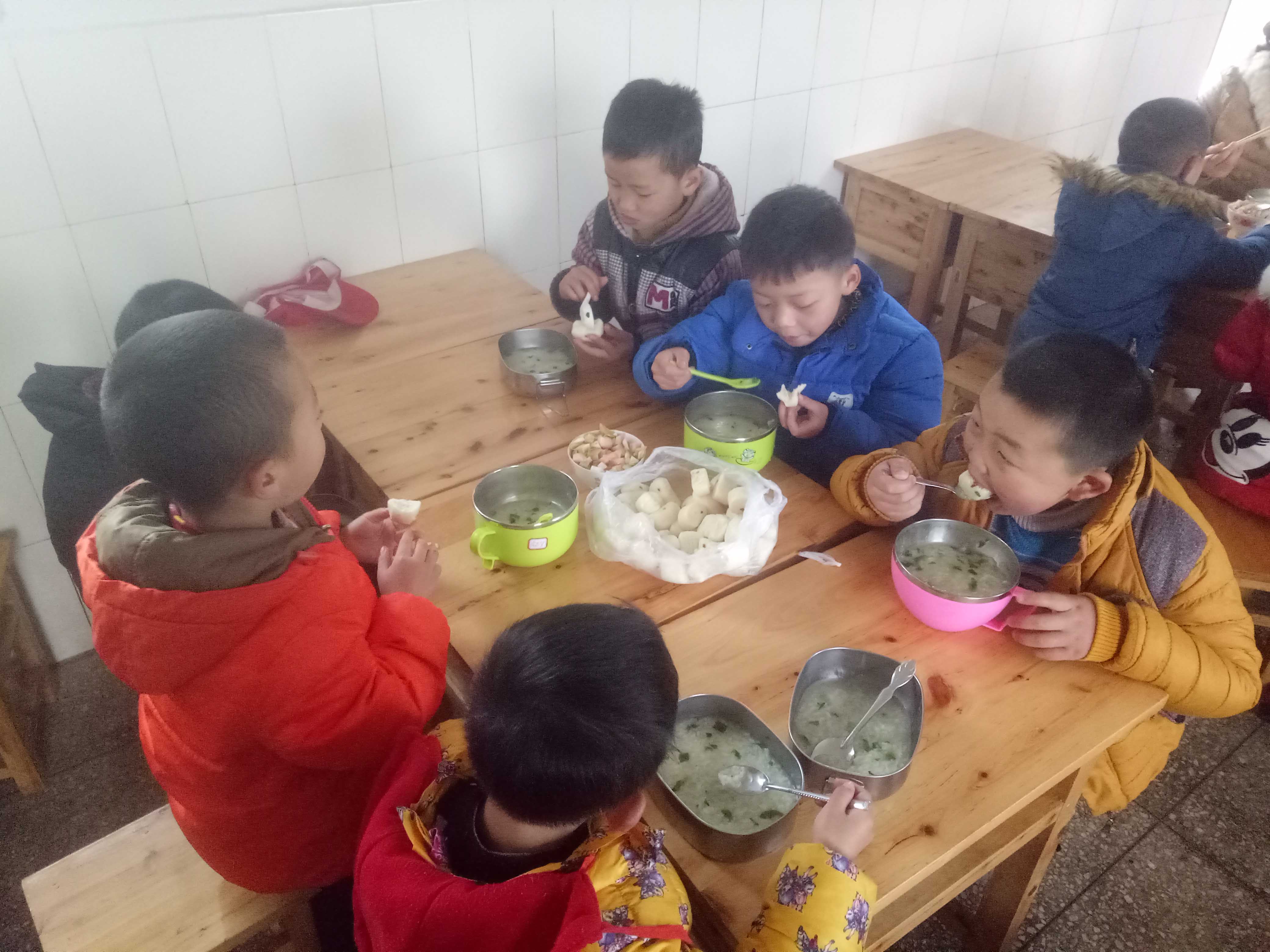 周末孩子们自己动手包饺子