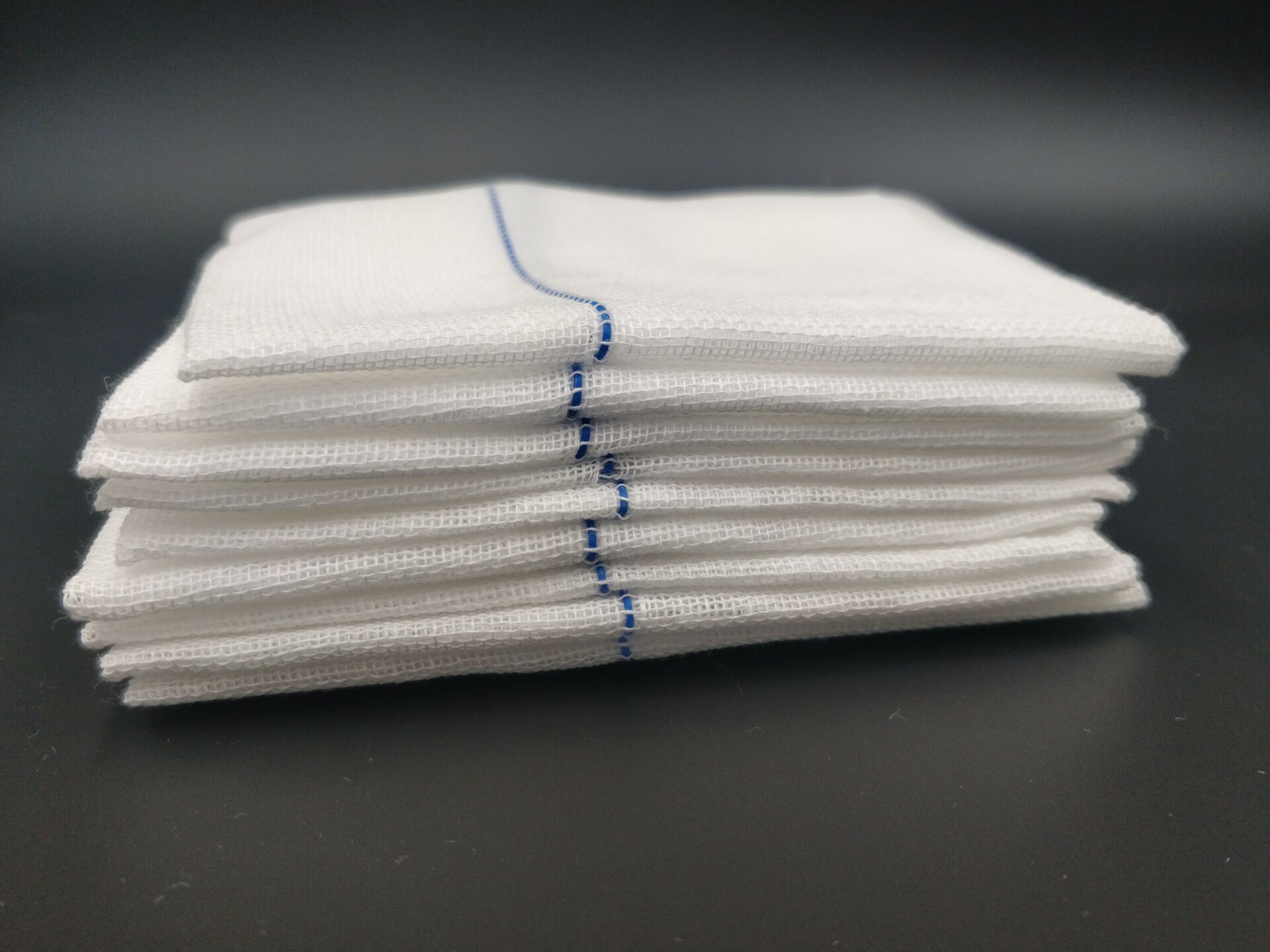 以YY0331-2006要求的脱脂棉纱布为原材料,经裁剪、折叠（或缝制）、包装制成。