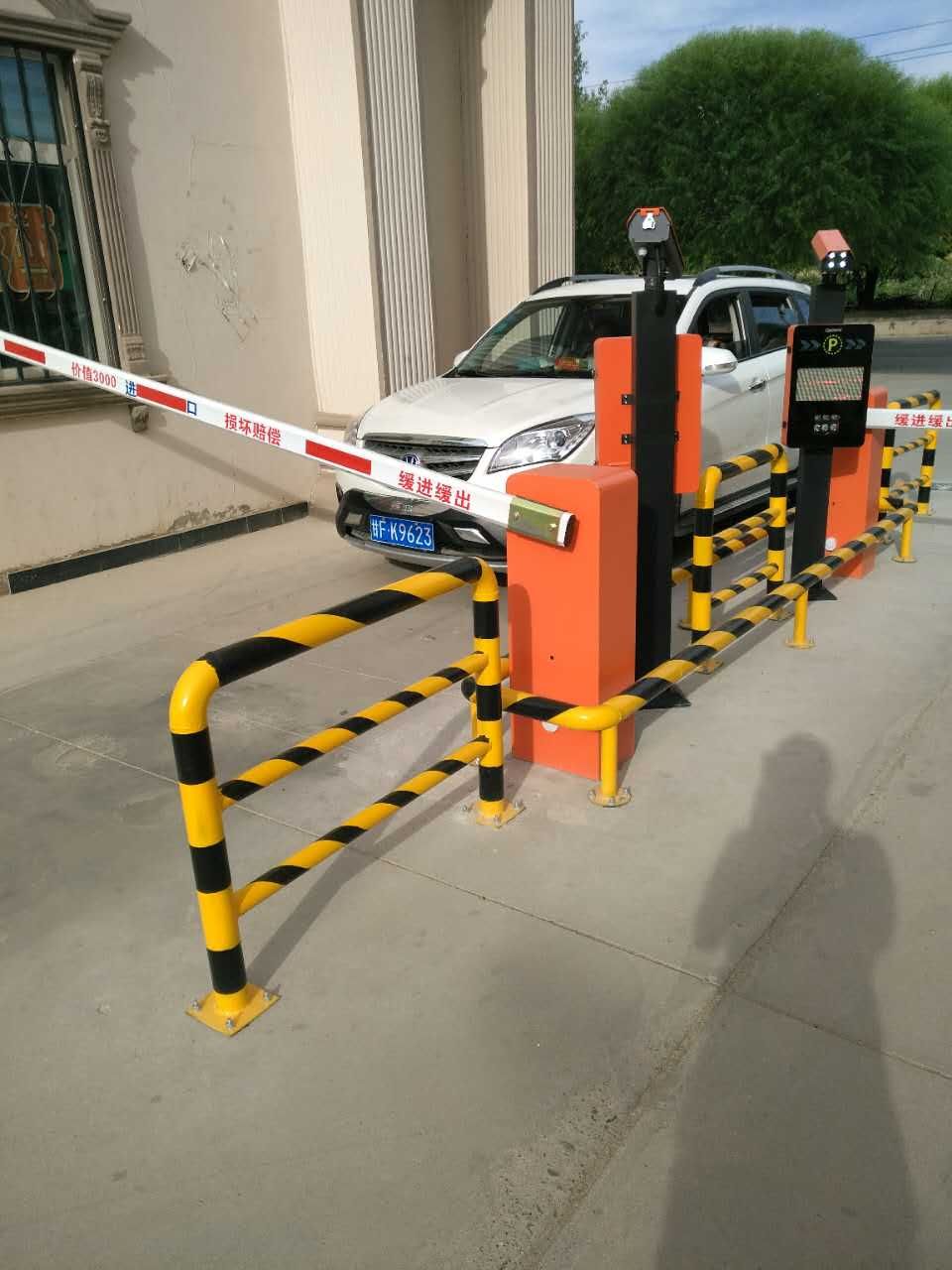 通捷:甘肃酒泉金博园小区车牌识别现场图片欣赏