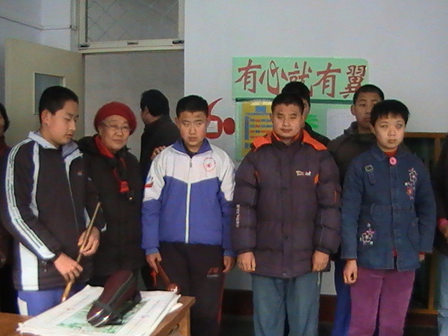 盲校学生捐被