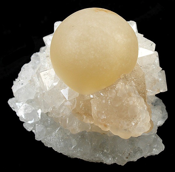 方解石晶体上的半透明球状萤石