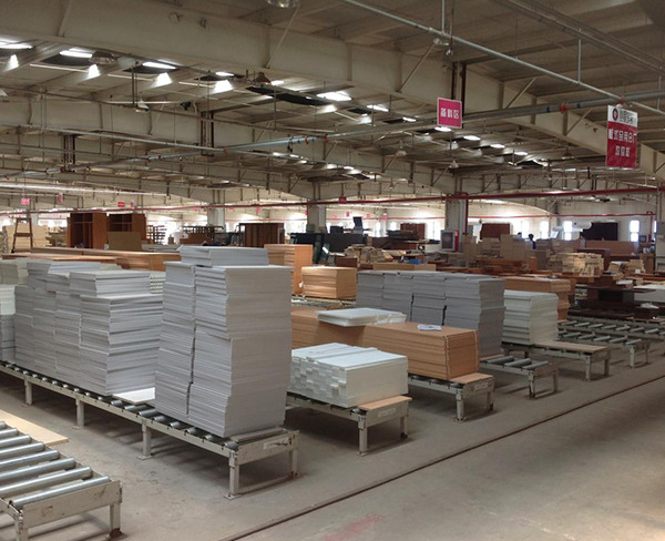 厂房内材料堆放