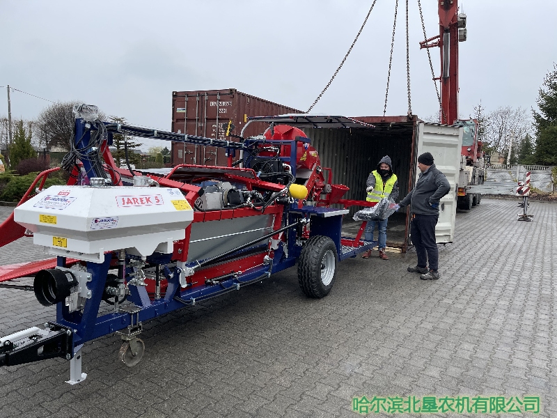 波兰浆果达公司向中国交付首台浆果收获机