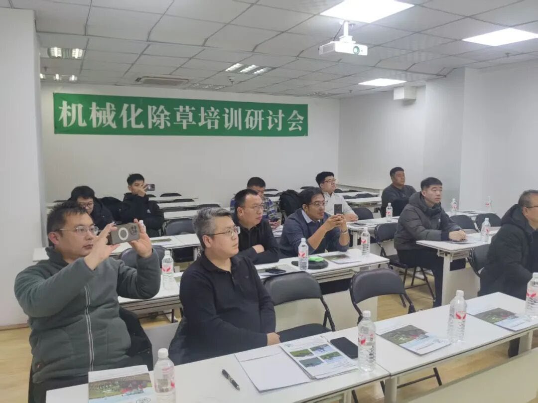 北垦农机机械化除草研讨会顺利召开(1).jpg