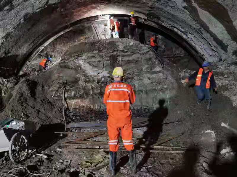 北京瑞威敦格高速阿尔金山隧道施工