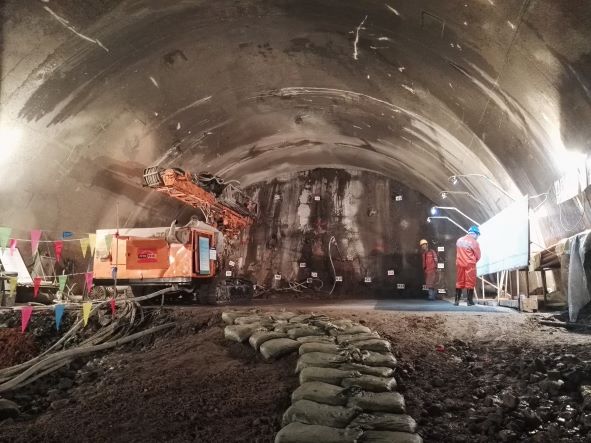 北京瑞威兰渝铁路胡麻岭隧道注浆
