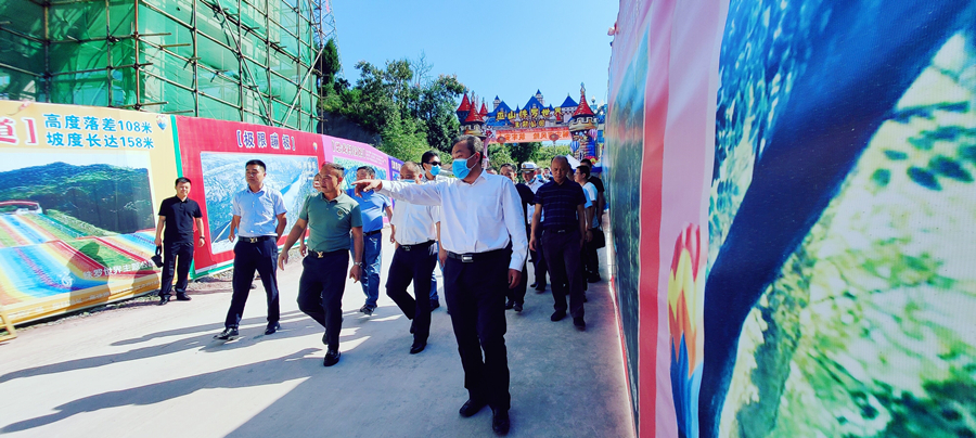 巫山县委书记带领各部门视察巫山侏罗世界
