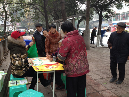 宣传组向社区居民赠送年历－杨渡社区
