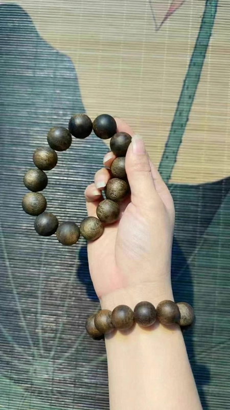 真的沉香摸起来微微湿润,却不会油乎乎 真的沉香摸起来微微湿润,却不会油乎乎