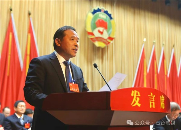 曹主席作报告.jpg