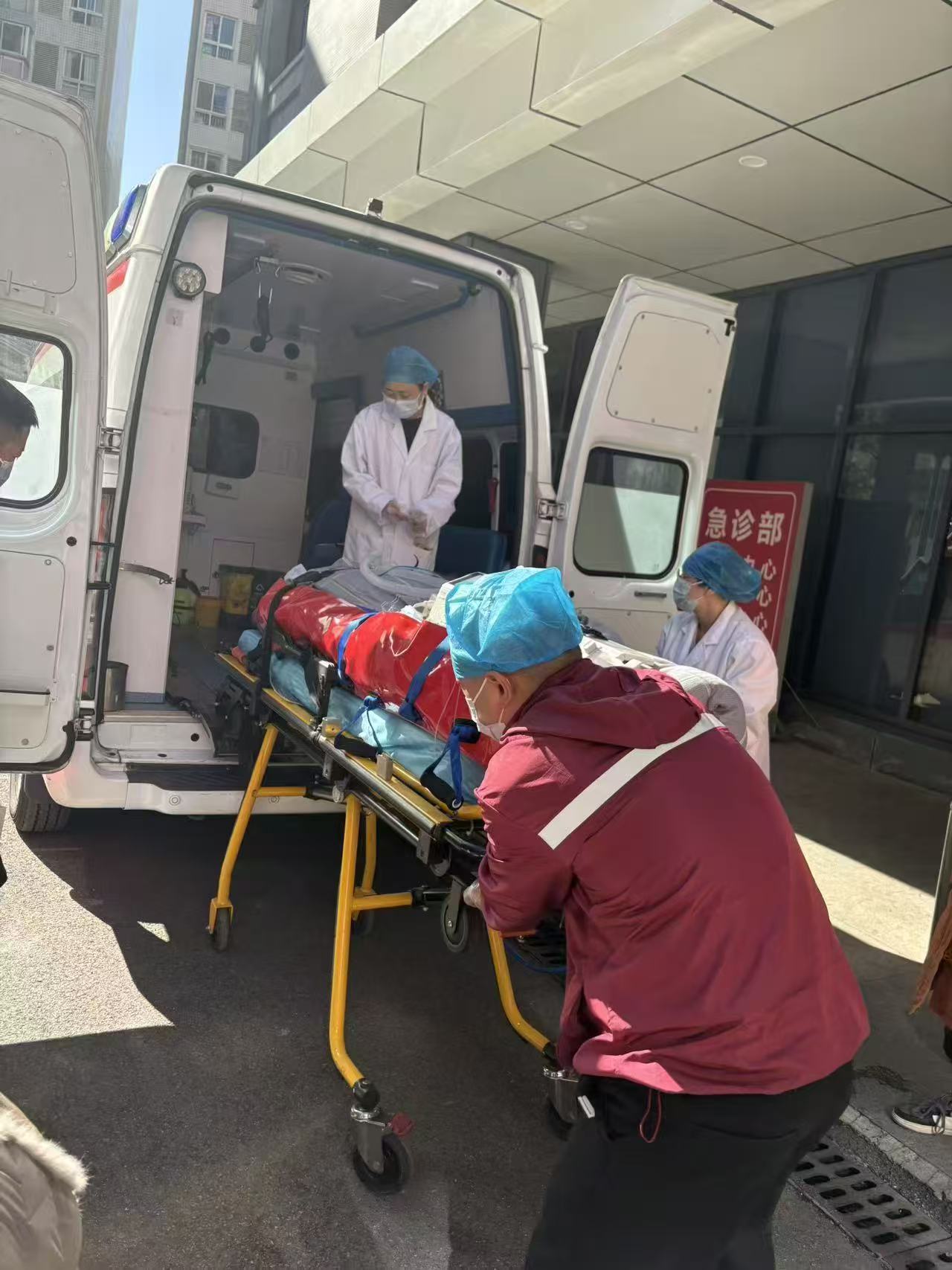 負(fù)壓擔(dān)架+呼吸機(jī)雙加持：曉陸康破解復(fù)雜創(chuàng)傷轉(zhuǎn)運難題