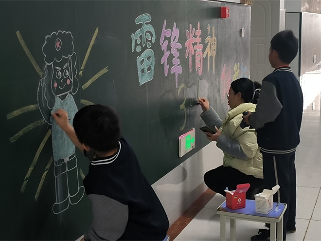 绘雷锋精神展校园风采|少林友谊学校开展“学雷锋”主题板报创作活动