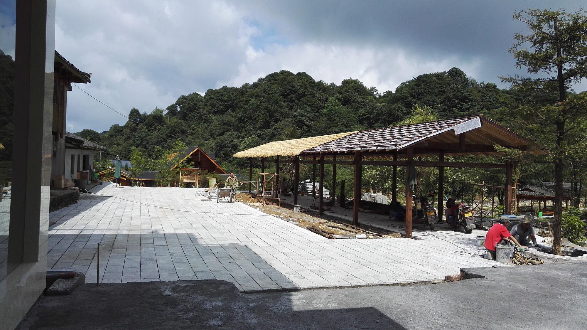 木结构茅草长廊